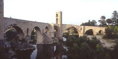 Puente medieval sobre el río Ebro