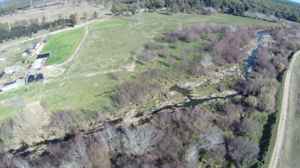 Vista aérea del tramo del cauce a sanear entre el aforador del Arroyo el Partido y el puente del camino de Moralejo