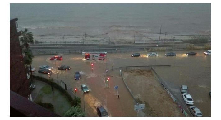 Las inundaciones se producen por la conjunción de diversas circunstancias, por lo que es necesario un enfoque holístico. Rambla que gran parte del año está seca, desbordada en Vilassar de Mar, Barcelona, en octubre de 2016 (Autor: Silvia Mas)