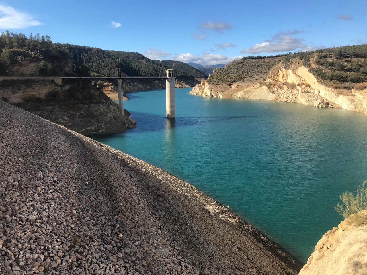 Vista área de presa y embalse