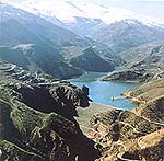 Panorámica de embalse entre montañas