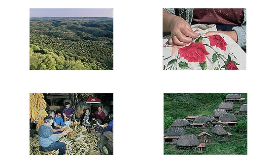 Vista panorámica de árboles, mujer bordando, casas rurales en ladera y personas desgranando mazorcas de maíz