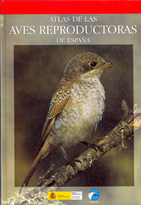Portada gráfica del atlas de las aves reproductoras de España. Ave posada en una rama.