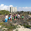 Voluntariado en playas - Jóvenes recogiendo basuras