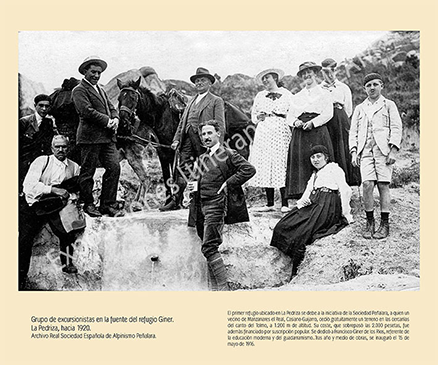 Grupo de excursionistas en la fuente del refugio Giner.
La Pedriza, hacia 1920.
Archivo Real Sociedad Española de Alpinismo Peñalara.