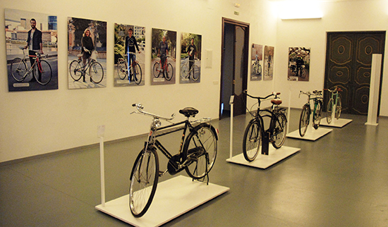 Vista general de la exposición Ciclistas urbanos