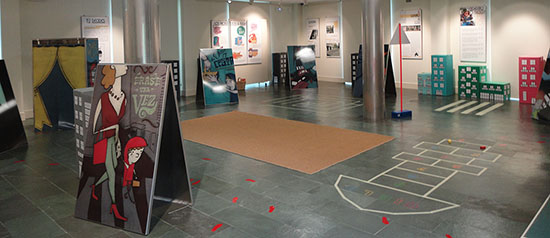 Vista general de la exposición Caperucita camina sola