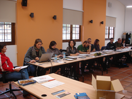 Los participantes del seminario toman notas sobre la situación de los equipamientos en las CCAA