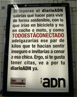 Un ejemplo del periódico gratuito ADN en el Metro de Madrid