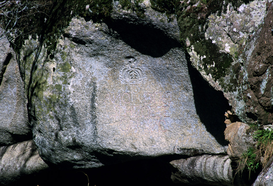 Corona real e inscripción grabadas en una roca de la margen derecha del río, en la Boca del Asno