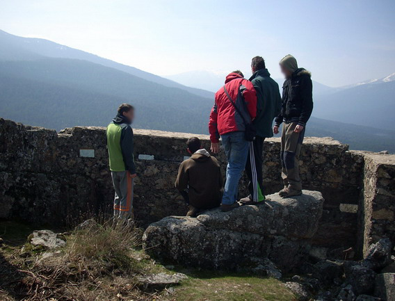 Un grupo de chicos observa el paisaje desde un bunquer de la guerra