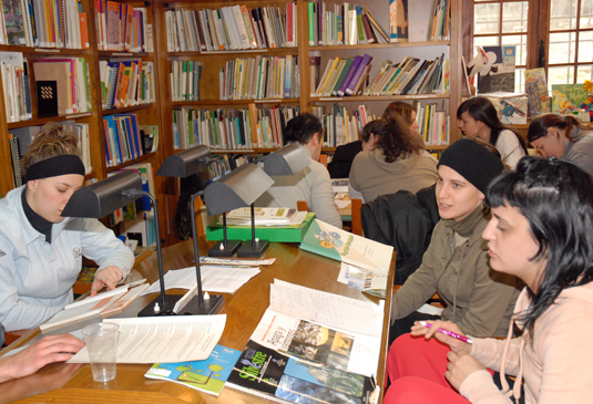 Grupo de estudiantes en la biblioteca del Ceneam