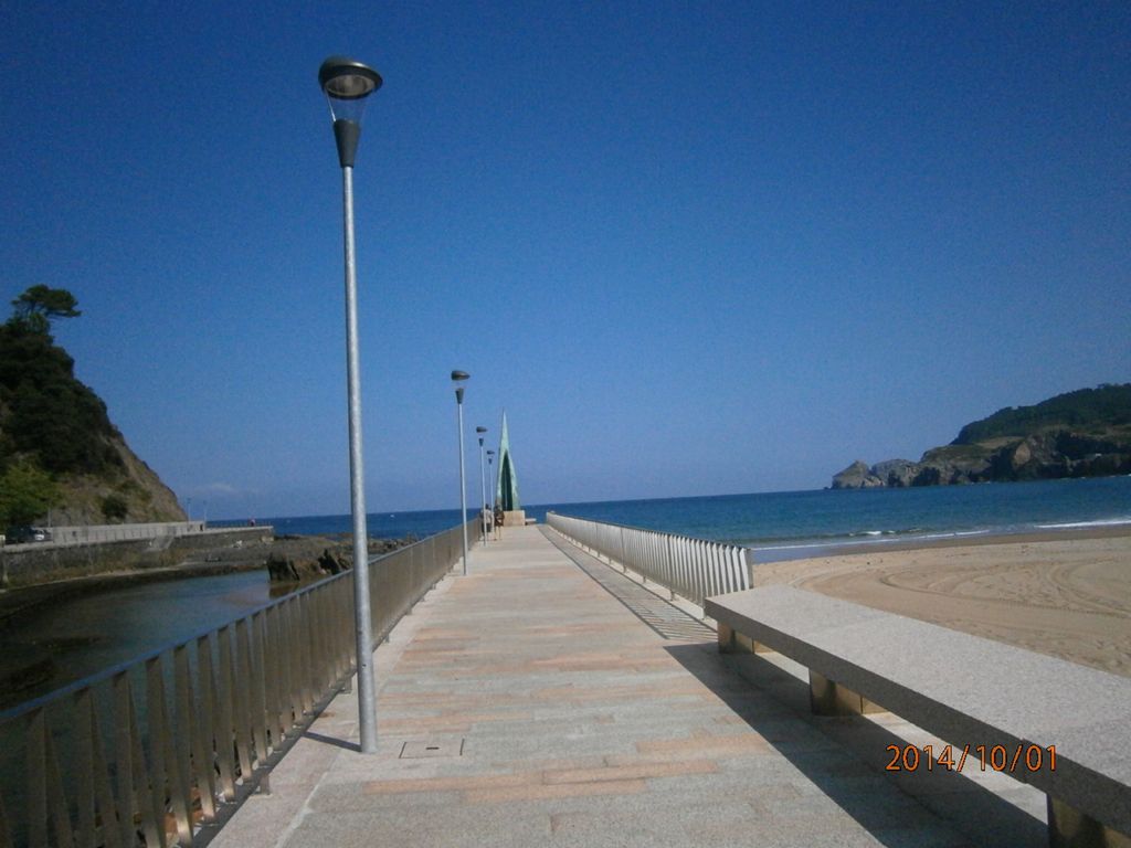 Playa de Bakio y márgenes de la ría Estepona. Espigón