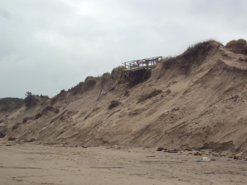 Reparación de daños en la playa Salinas