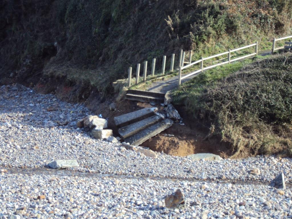 Playa de Munielles. Reparación de barandillas, escaleras