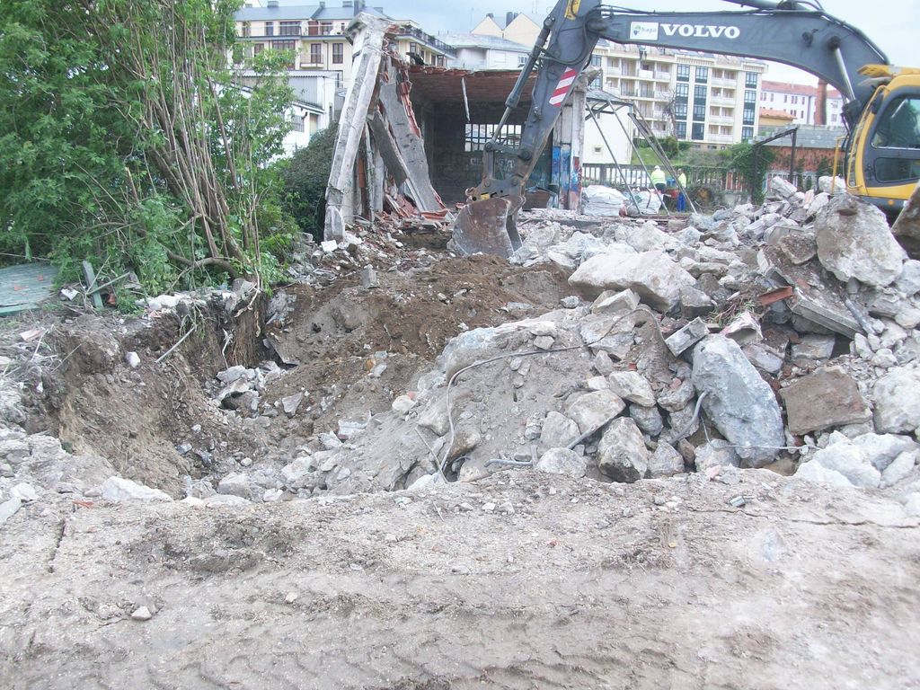 Demolición, retirada y posterior restauración del astillero de la playa de Fomento