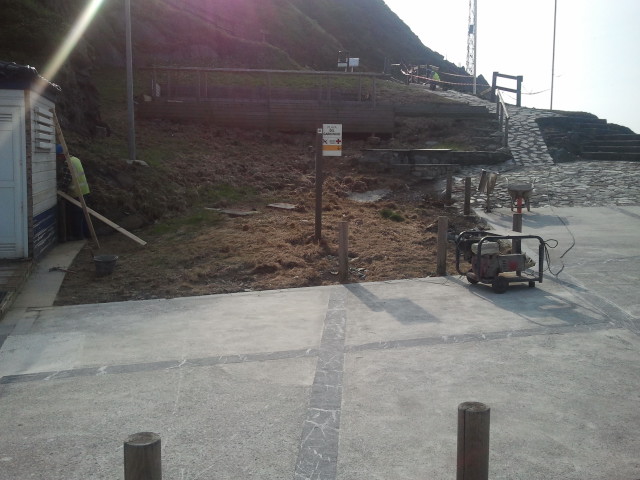 Playa el Garruncho. Reparación y colocación de barandilla; reparación socavón; reparación y colocación solárium de madera