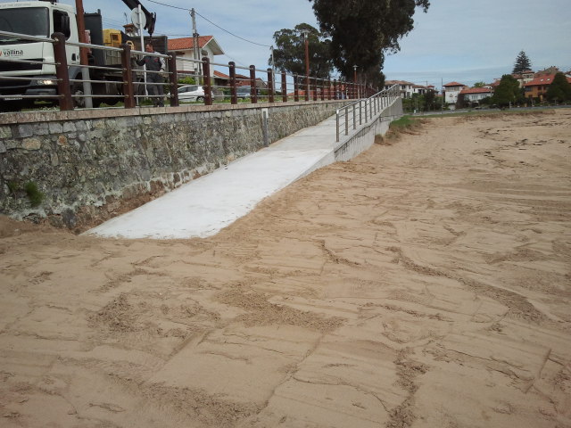 Playa de La Isla. Reparación de barandilla, duchas, prolongación rampa, plataforma de madera de caseta aseos
