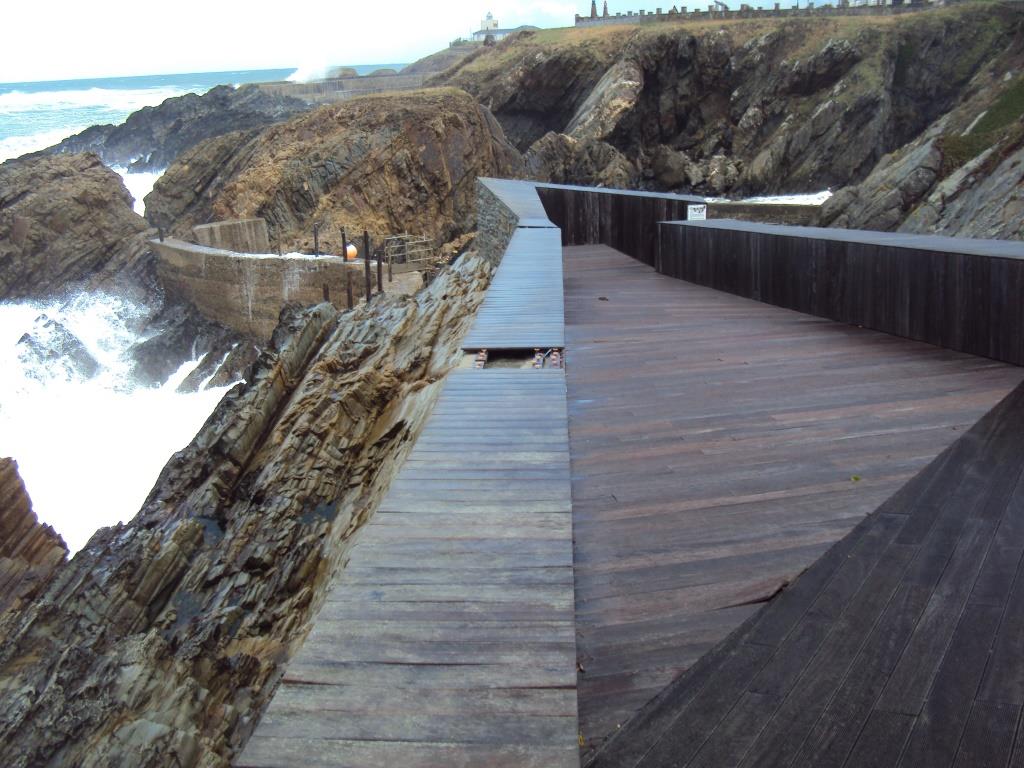 Piscina cetárea. Pavimento de madera de piscina artificial sobre antigua cetárea