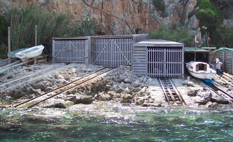 Demolición y limpieza de casetas varadero en port de San Miquel (San Joan de Labritja, Ibiza)