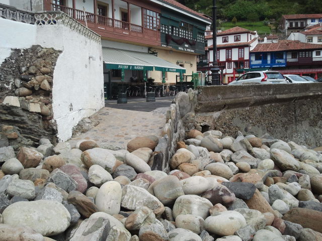 Playa de Tazones. Reparación de aparcamiento y bajada a la playa