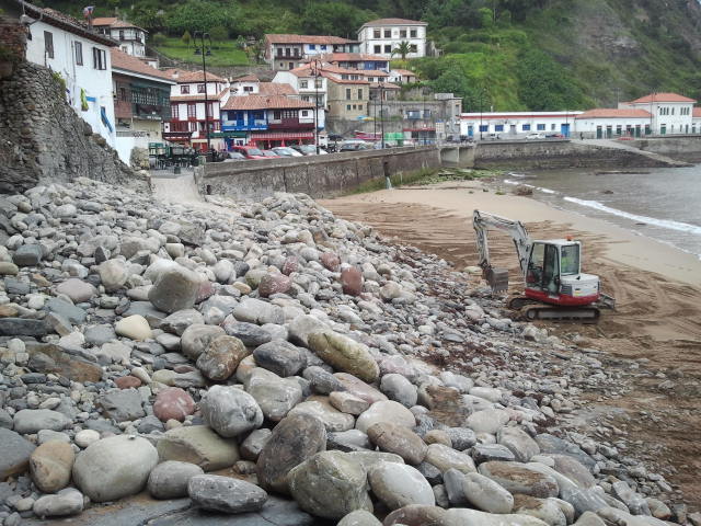 Playa de Tazones. Reparación de aparcamiento y bajada a la playa