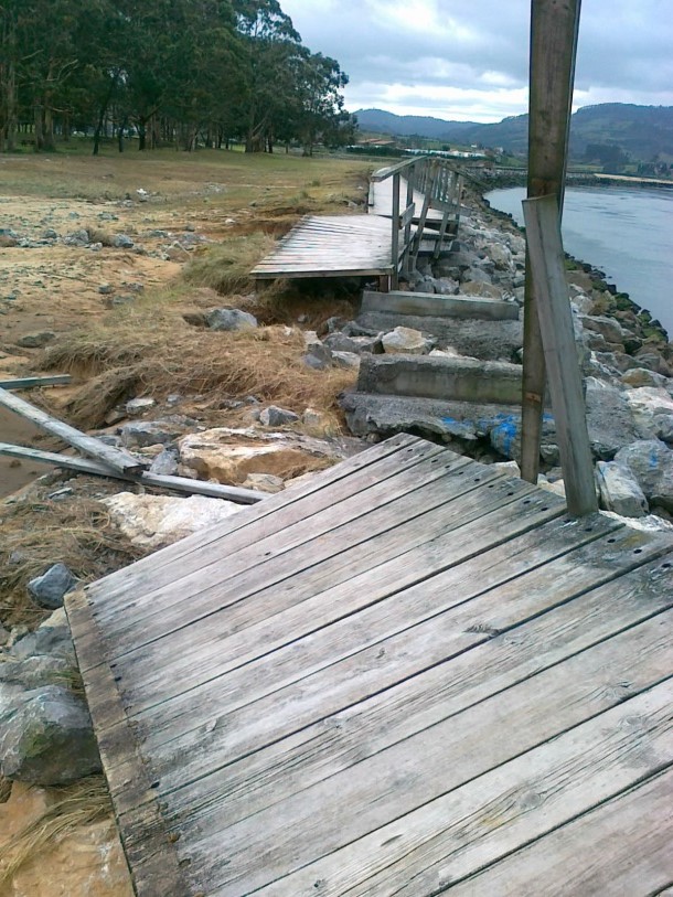 Colocación de pasarela sobre escollera, reparación pasarela Playa Misiego, reparación de escollera
