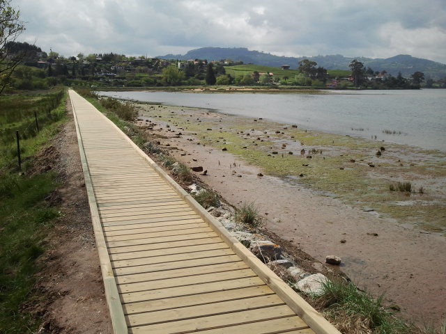 Colocación de pasarela sobre escollera, reparación pasarela Playa Misiego, reparación de escollera