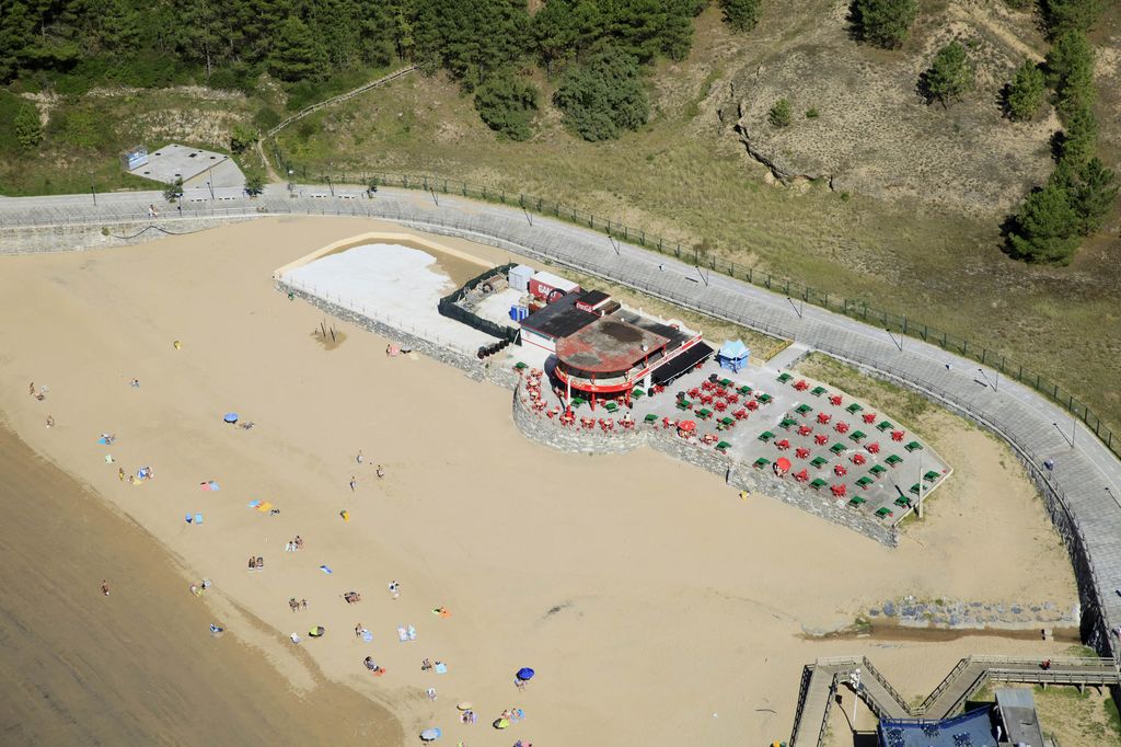 Demolición de edificaciones de la cervecera Marítimo Astondo y posterior restauración dunar (Gorliz)