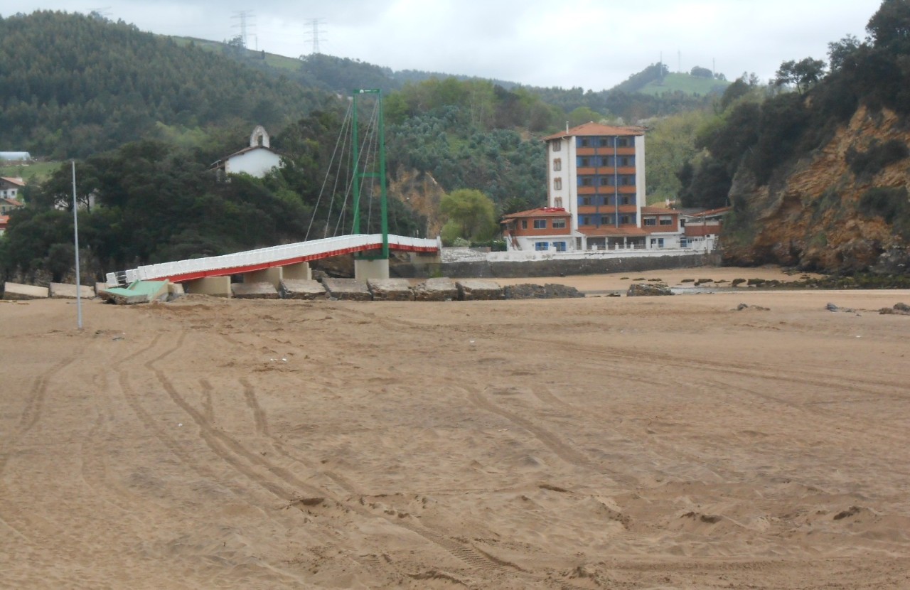 Entorno de la playa La Arena. Retirada antiguas cimentaciones afloradas en playa.