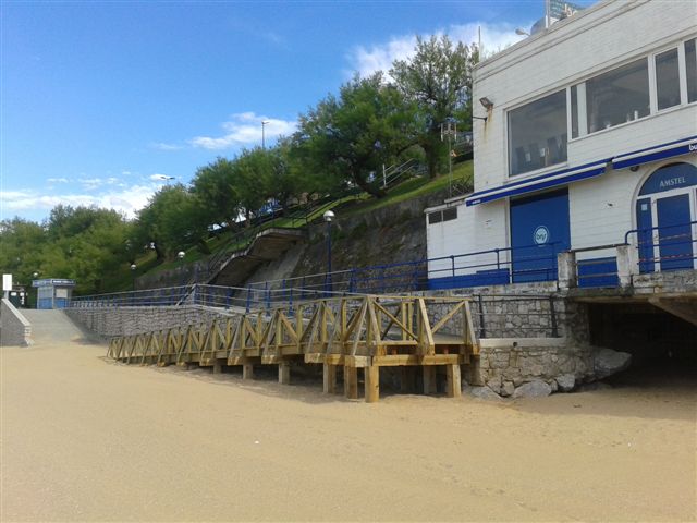 Playa de la Concha. Reposición de pasarela de madera acceso minusválidos