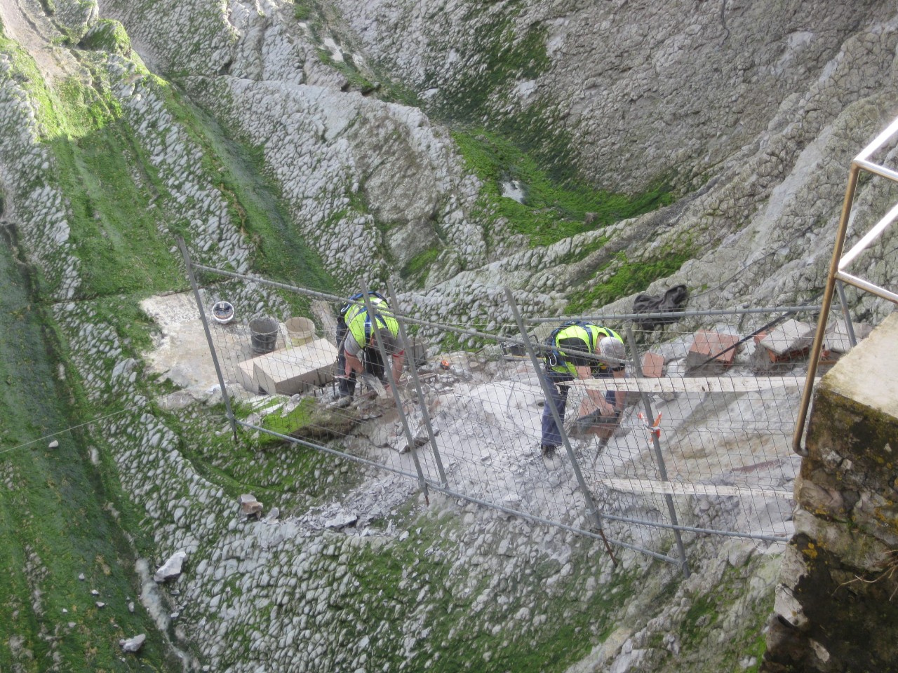 Reparaciones en la escalera de Fleming en la Bahía de La Concha.