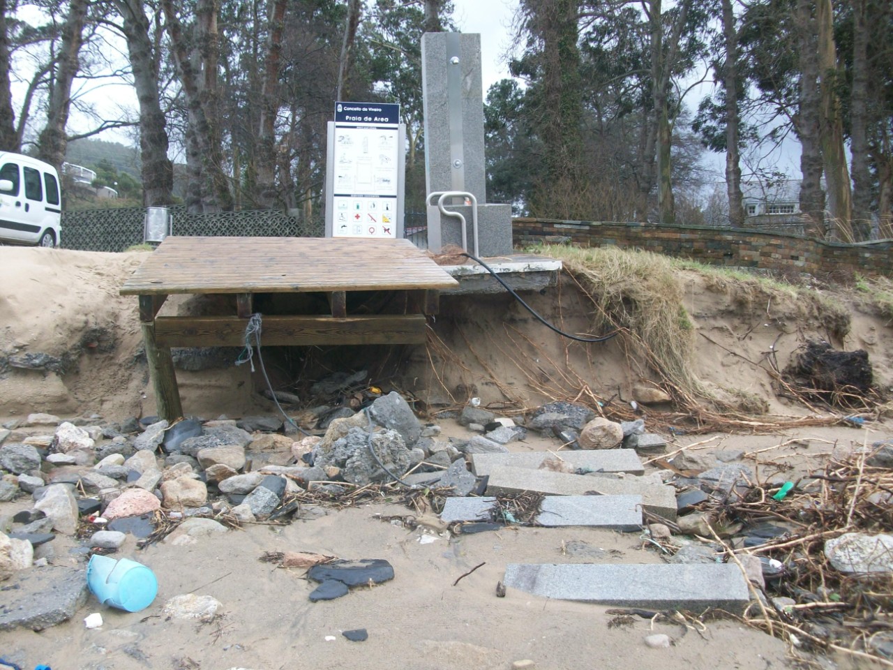 Playa de Area. Reparaciones en ducha, papelera, limpieza de playa y pasarela