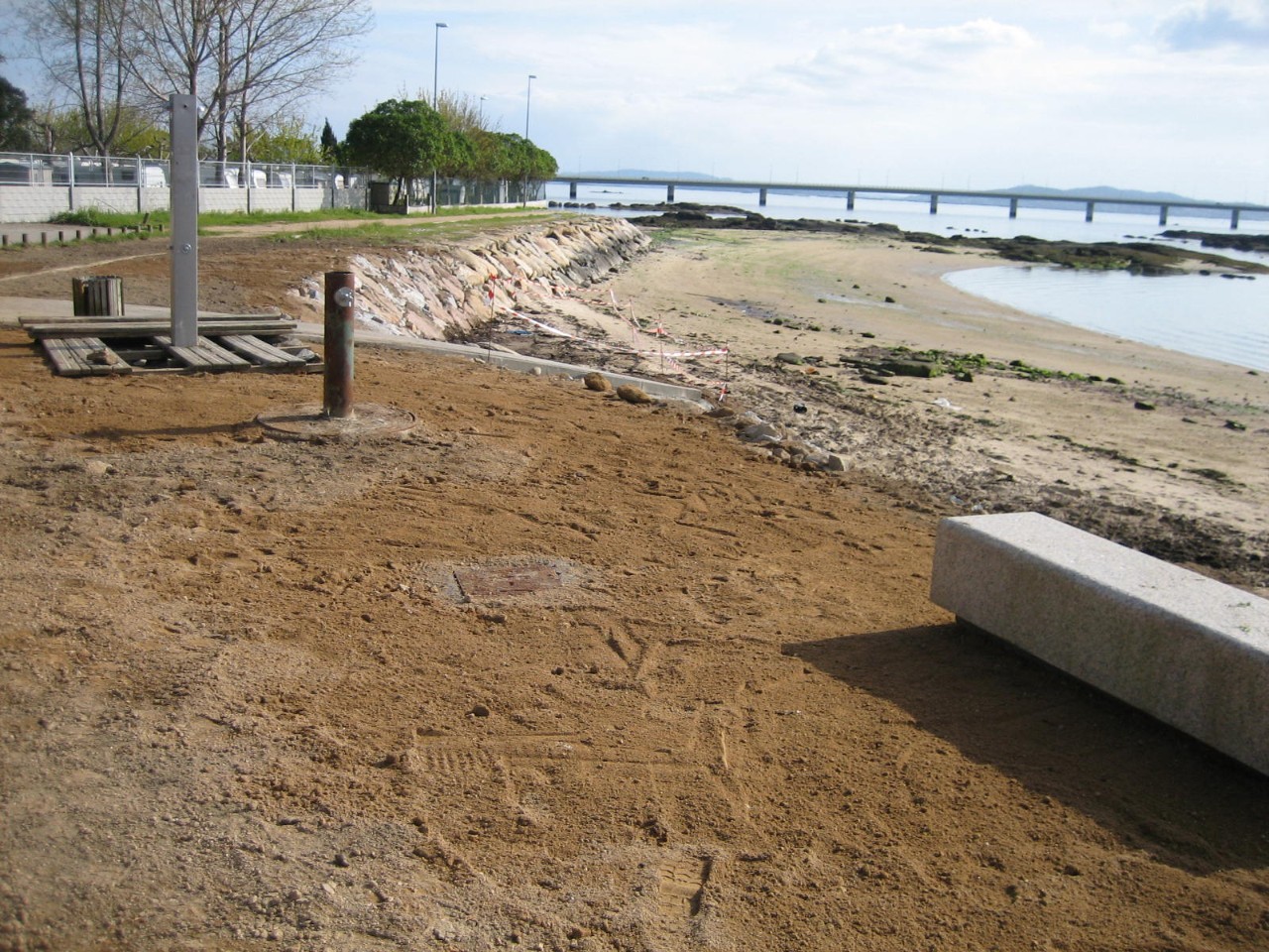 Playa de Terrón. Accesos de madera deteriorados y protección de camino de acceso