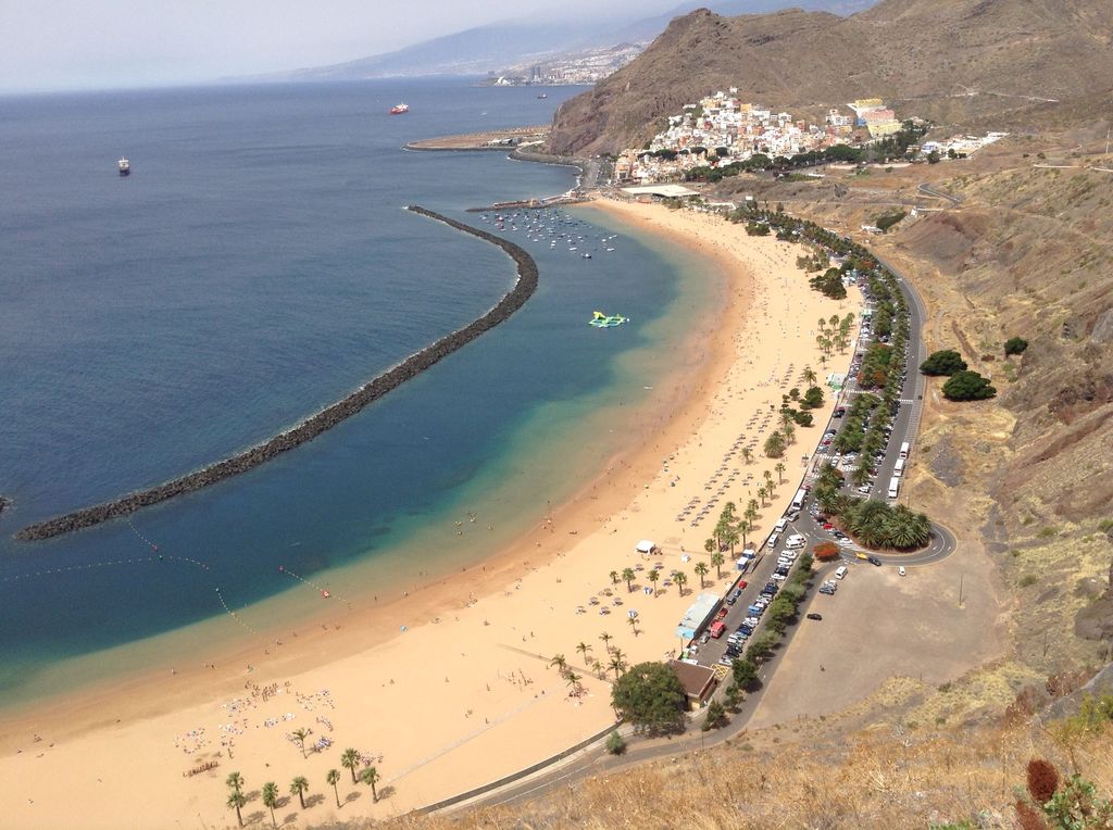 Recarga de arena en la playa de Las Teresitas (Santa Cruz de Tenerife, Tenerife)