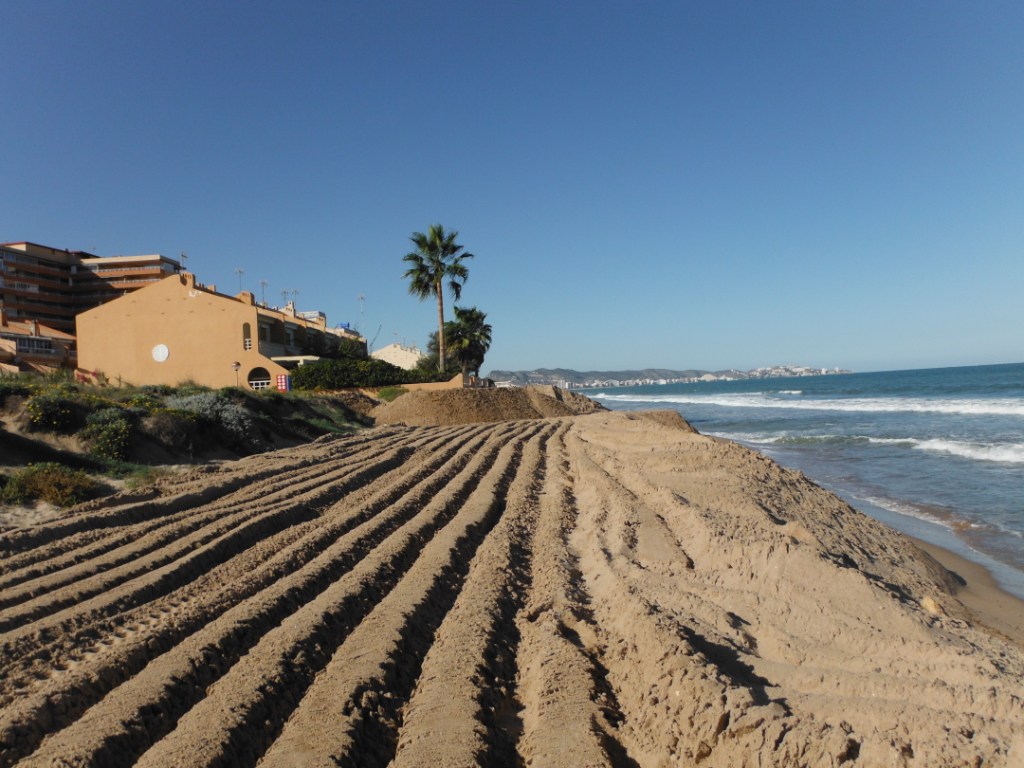 Travase de arena en la playa de Tavernes