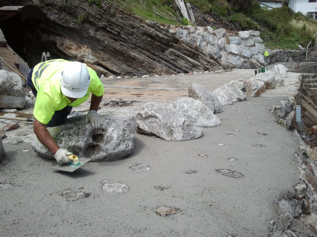 Playa Arnao. Reparación de los accesos