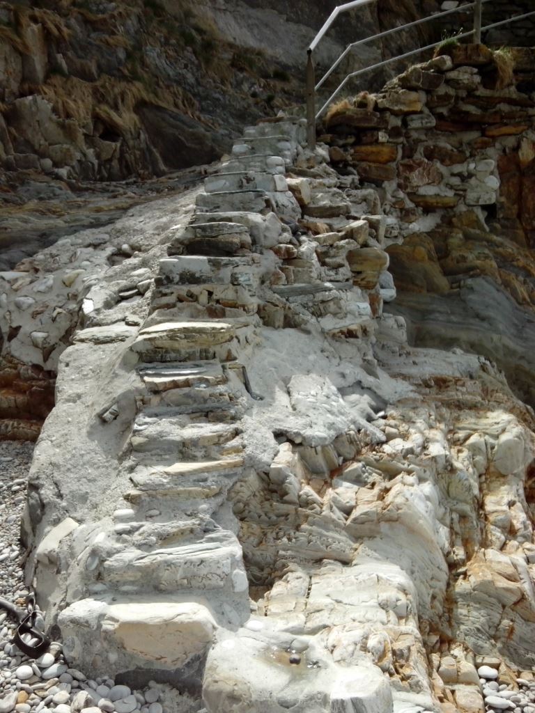 Playa de El Silencio. Reparación de barandillas y oquedades