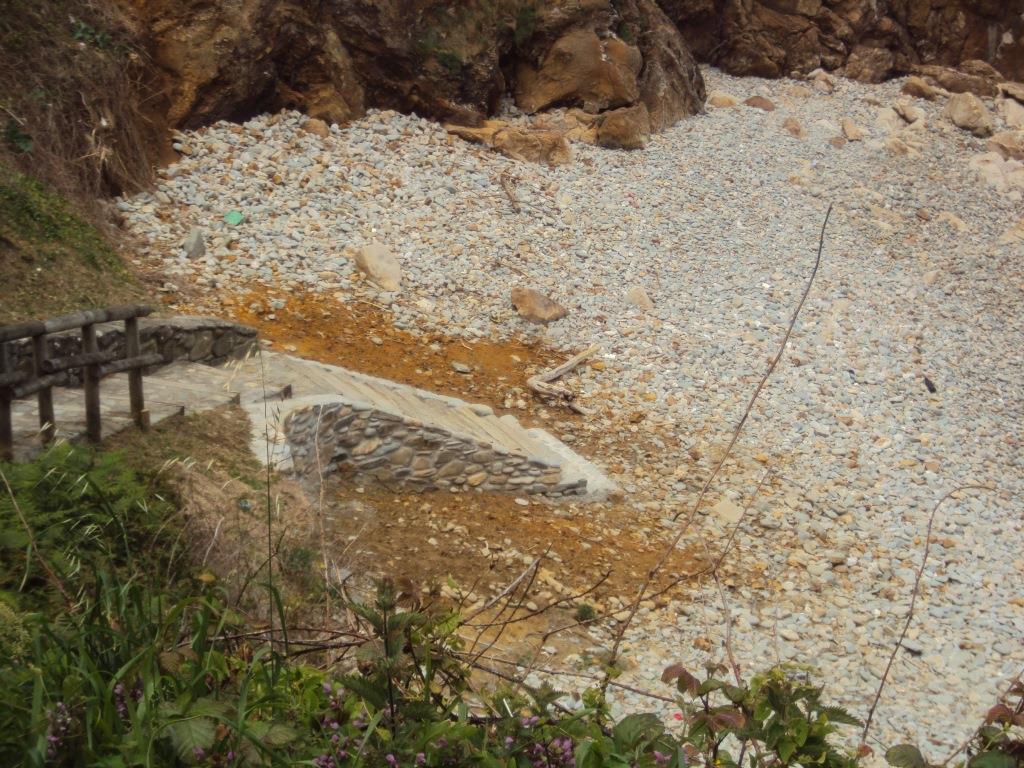 Playa de Xilo. Reparación de acceso descalzado.