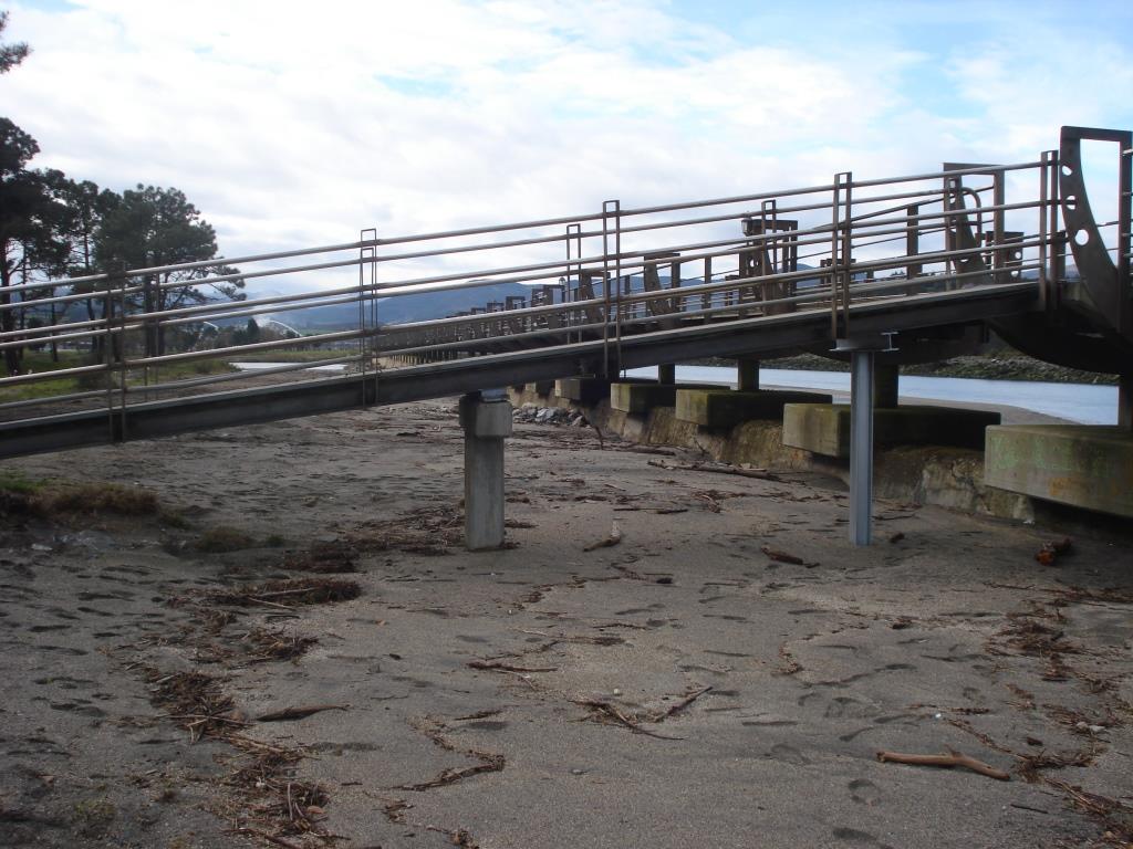 Playa de Navia. Desplazamiento baño, repos. Reparación tramos paseo, acceso pasarela.