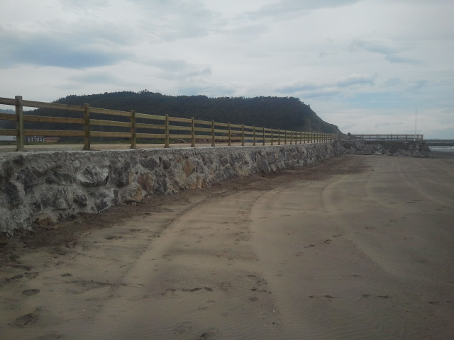 Playa de Los Quebrantos. Reparación de senda y descalce de rampa y escolleras, barandillas