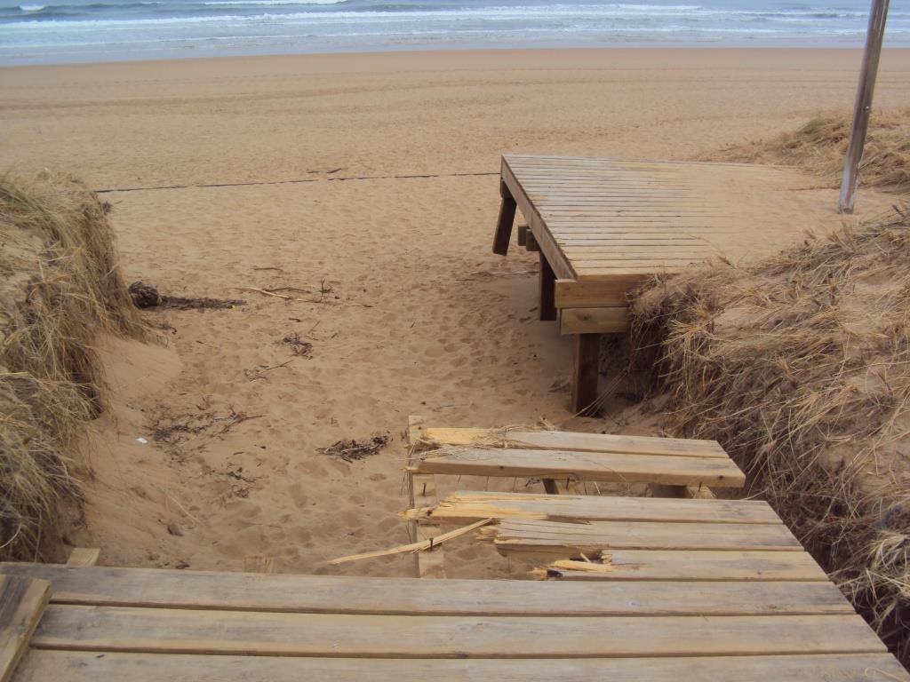 Playa de Rodiles. Reparación y colocación de pasarela sobre escollera, pasarela y mesa