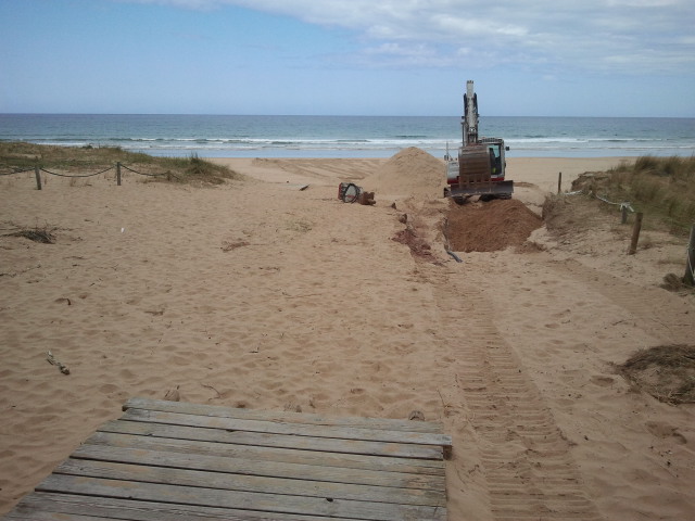 Playa de Rodiles. Reparación y colocación de pasarela sobre escollera, pasarela y mesa