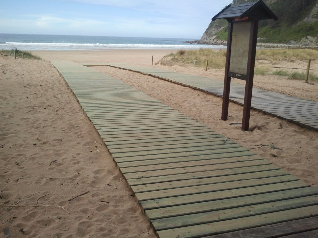Playa de Rodiles. Reparación y colocación de pasarela sobre escollera, pasarela y mesa