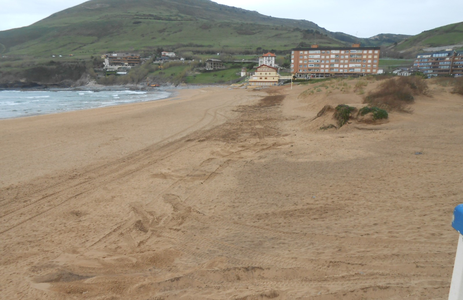 Playa La Arena. Retirada antiguas cimentaciones afloradas en playa.
