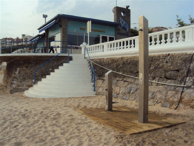 Playa de Comillas. Retirada de restos de acceso y ejecución de nuevo acceso