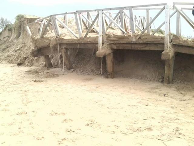 Retirada pasarela y ejecución acceso en El Puntal. Retirada pasarela. Ejecución acceso a la playa