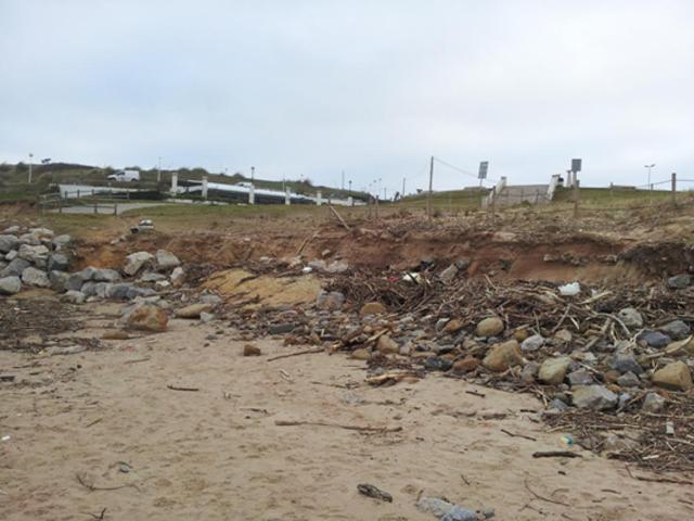 Playa de Cuchía. Retirada restos de cierre dunar y reparación accesos a la playa.