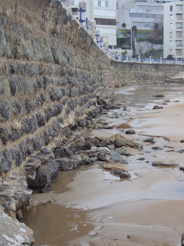Sardinero. Refuerzo de la cimentación de dos tramos de muro ubicados en la Segunda playa del sardinero