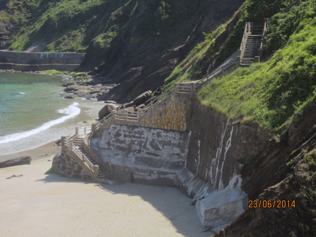 Reparación de la escalera de acceso a la playa de Lapari. Reparación del muro de contención del talud mediante hormigón armado, reconstrucción de descansillo y escaleras de acceso a la playa, protección de la escalera mediante escollera.